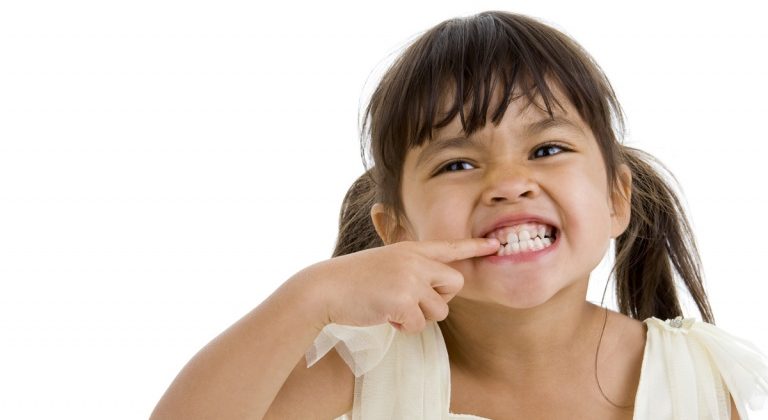 Bruxismo nei bambini, cause e rimedi